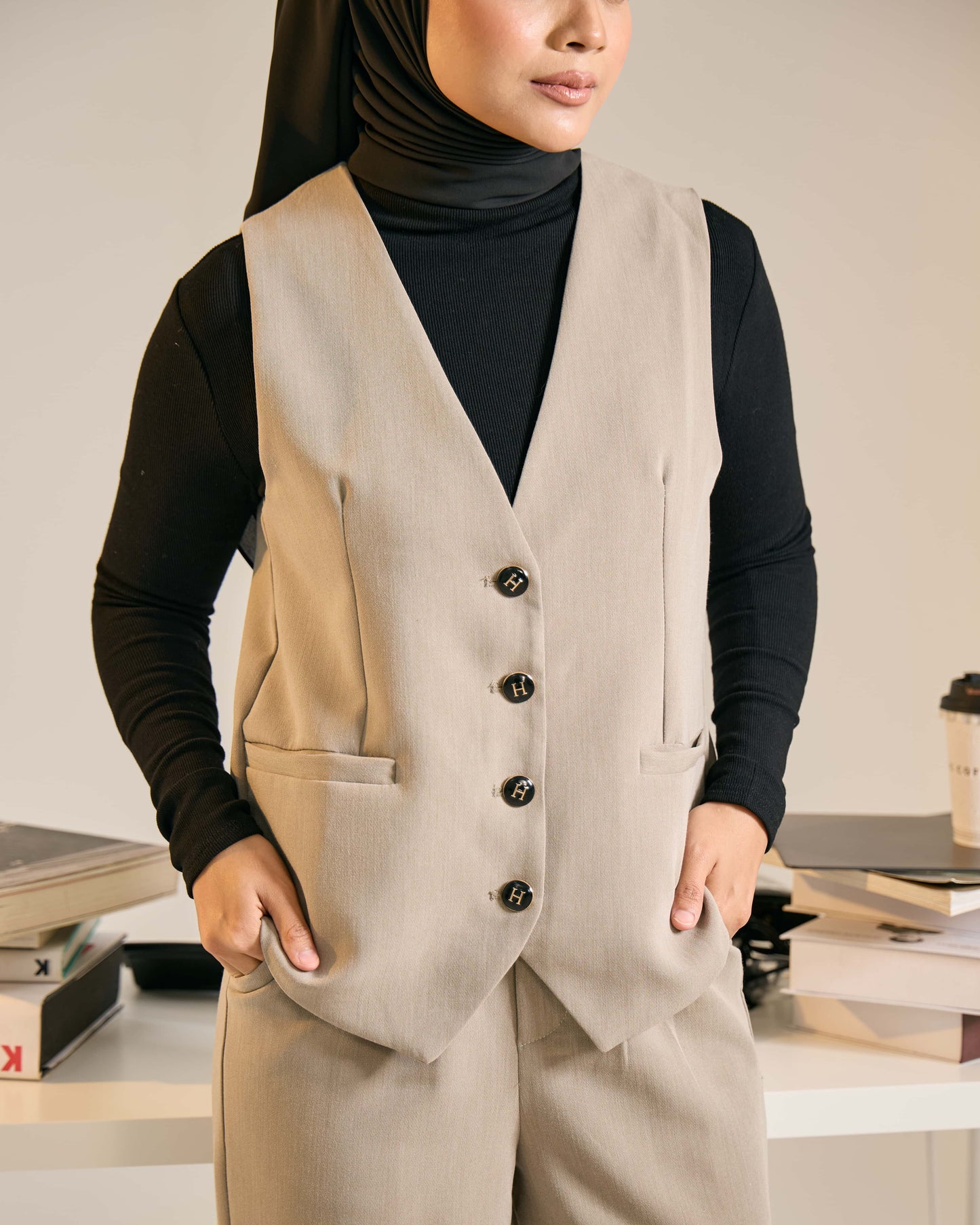 LEORA BUTTON VEST (GREY)