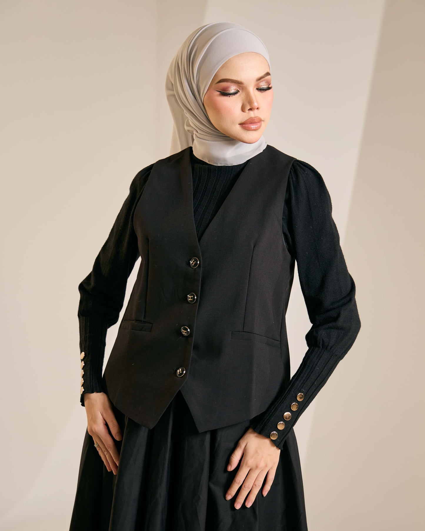 LEORA BUTTON VEST (BLACK)