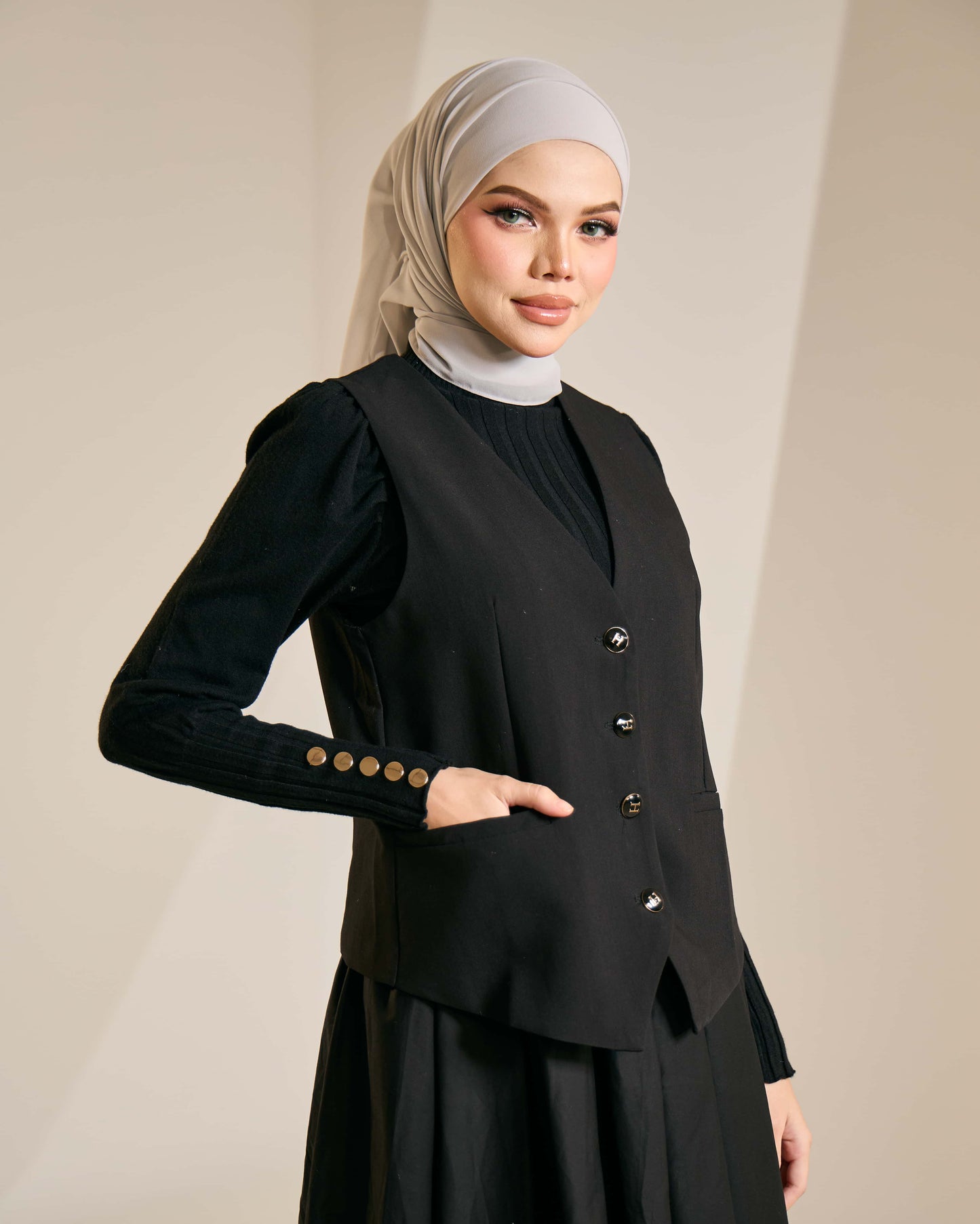 LEORA BUTTON VEST (BLACK)