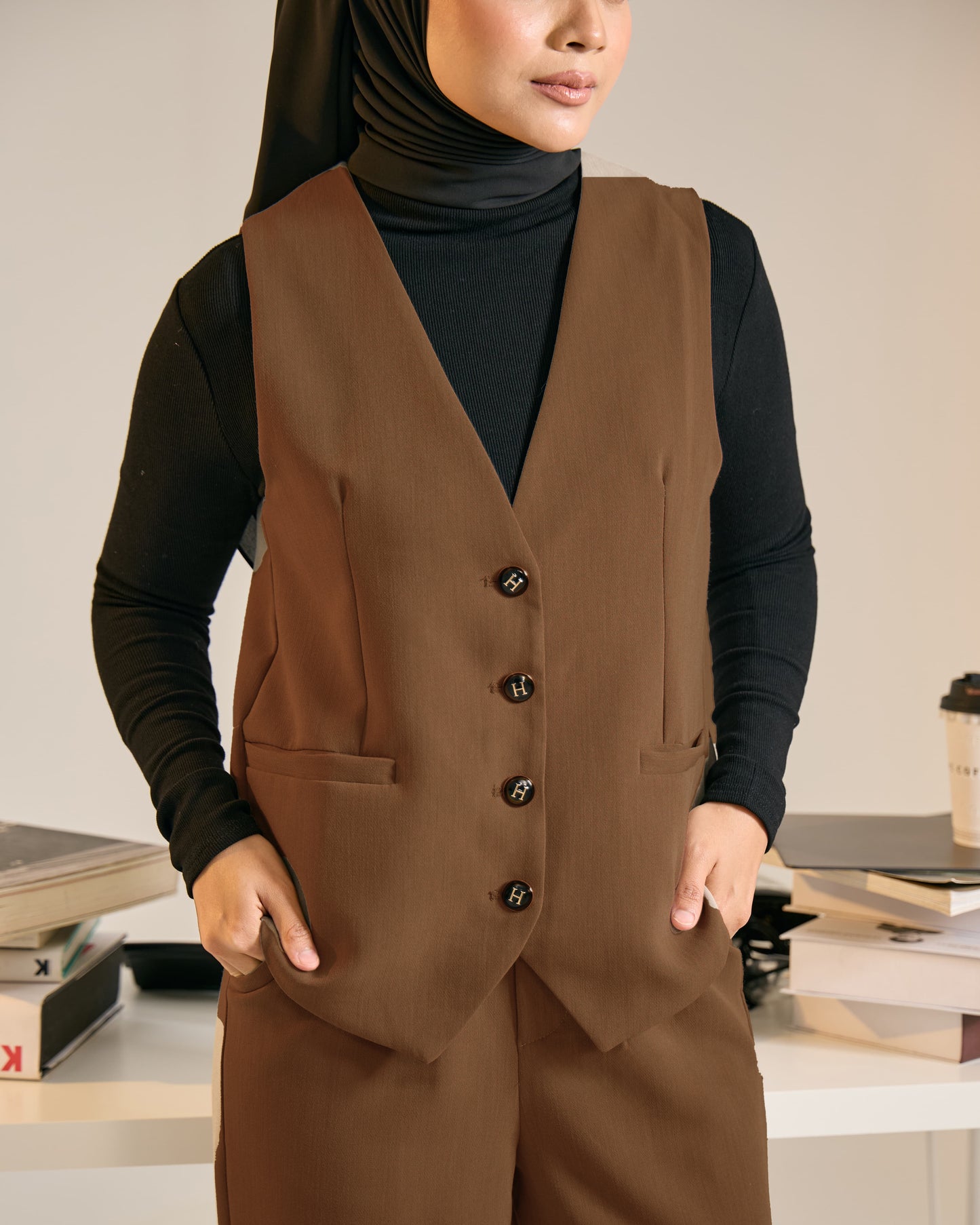 LEORA BUTTON VEST (BROWN)