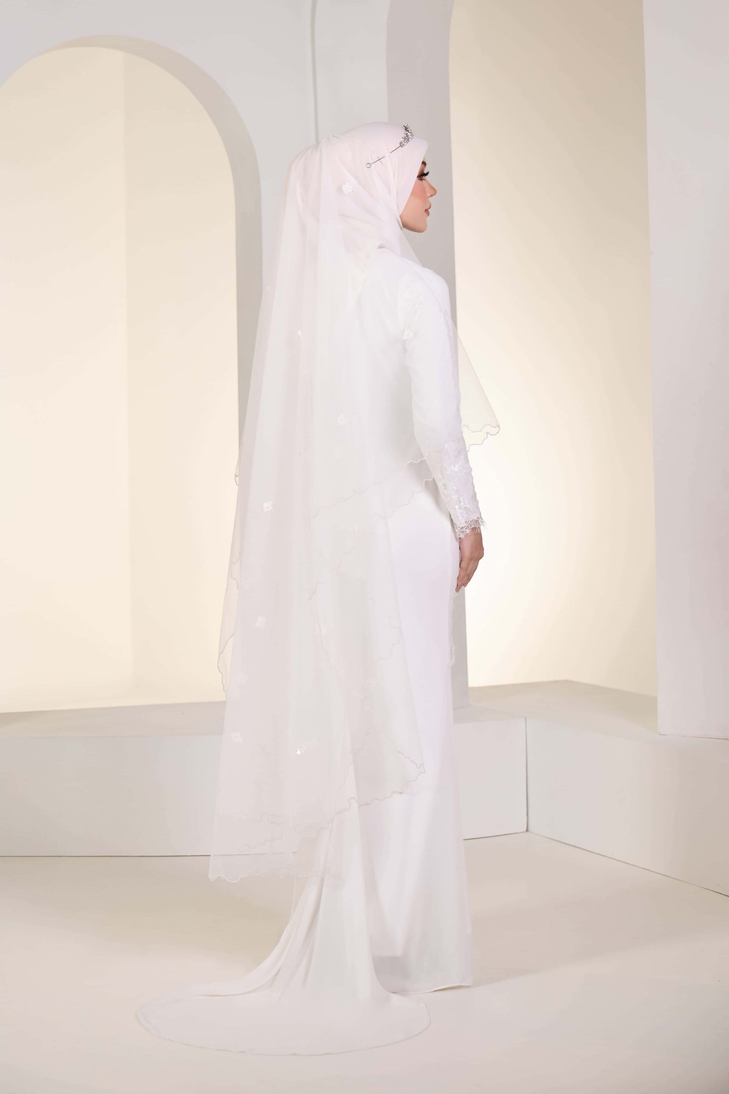 MINOR DEFECT EDWINA BRIDE DRESS (OFF WHITE)