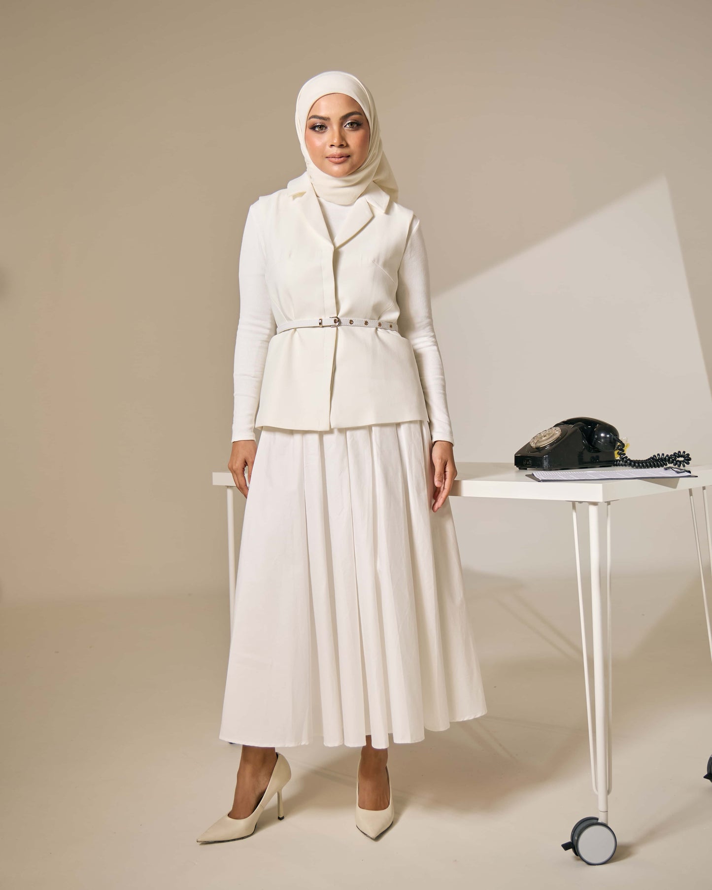 ELARA BELTED VEST (OFF WHITE)