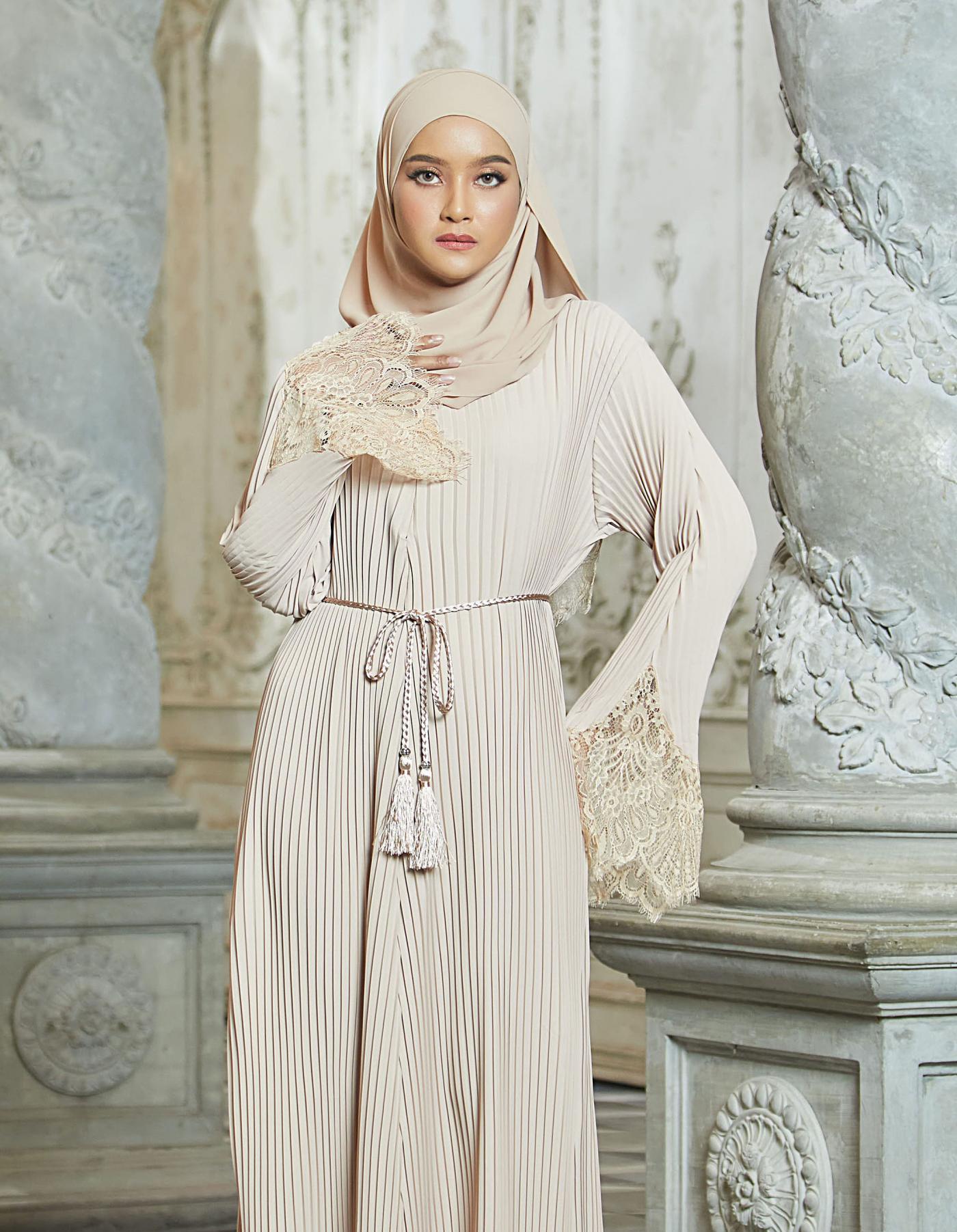 ALEENA PLEATED ABAYA (CHAMPAGNE)