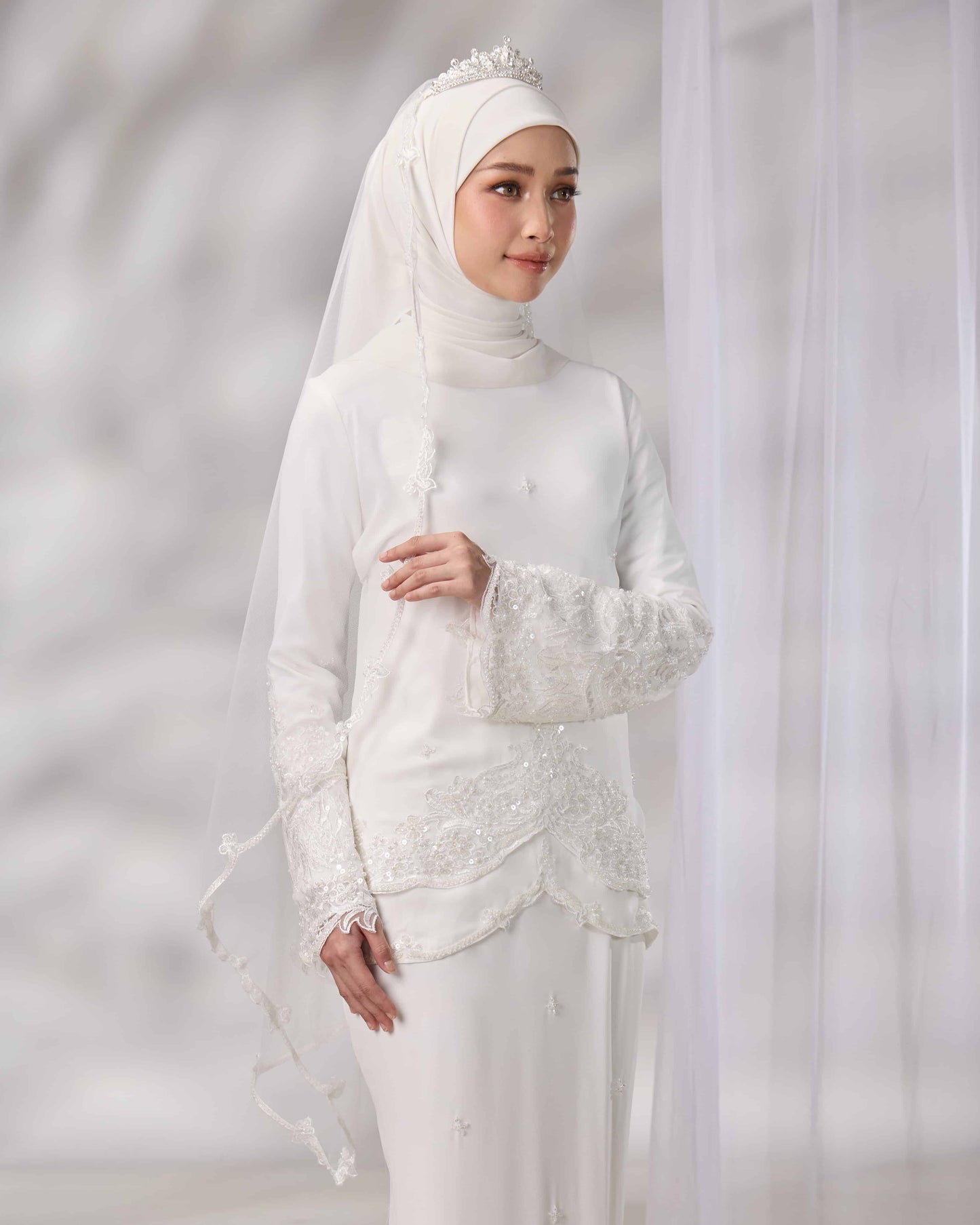 EMELDA VEIL (OFF WHITE)