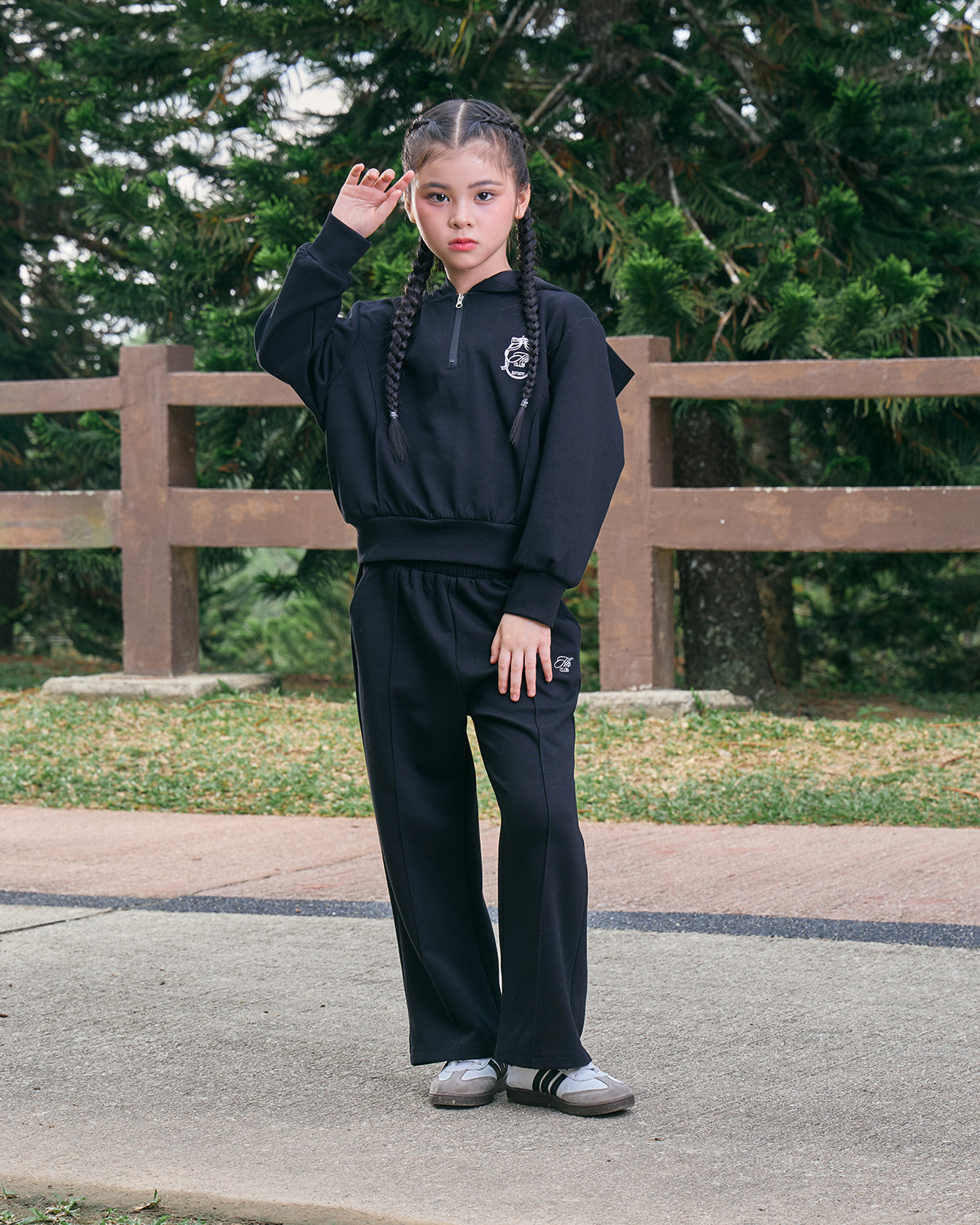 AERA KIDS HOODIES (BLACK)