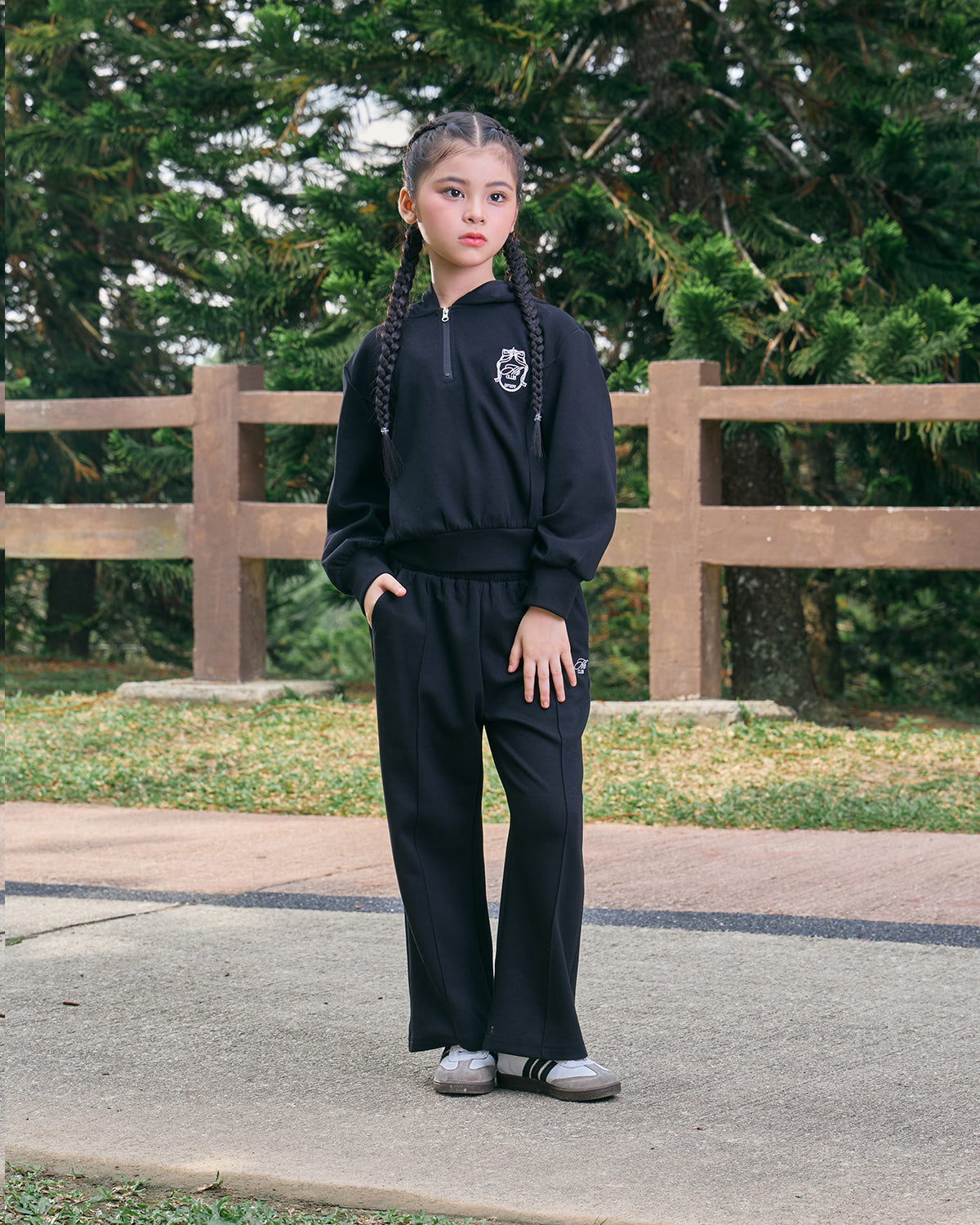 AERA KIDS HOODIES (BLACK)
