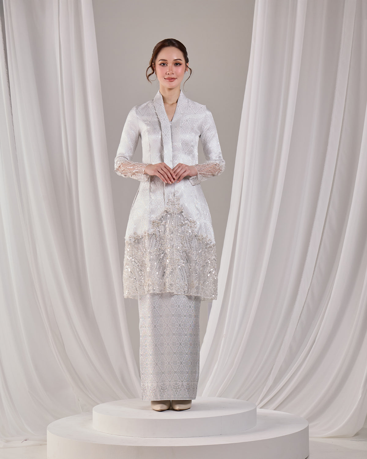 MINOR DEFECT KAREENA KEBAYA (SILVER WHITE)