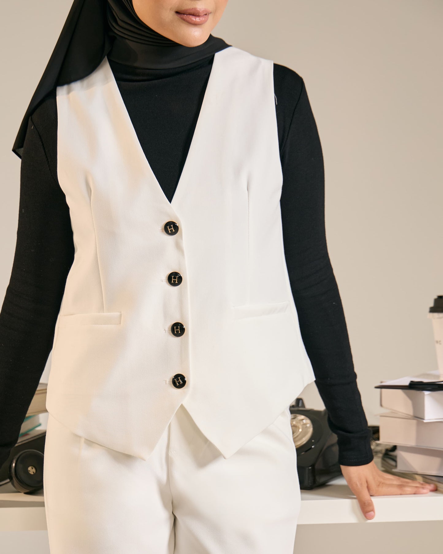 MINOR DEFECT LEORA BUTTON VEST (OFF WHITE)