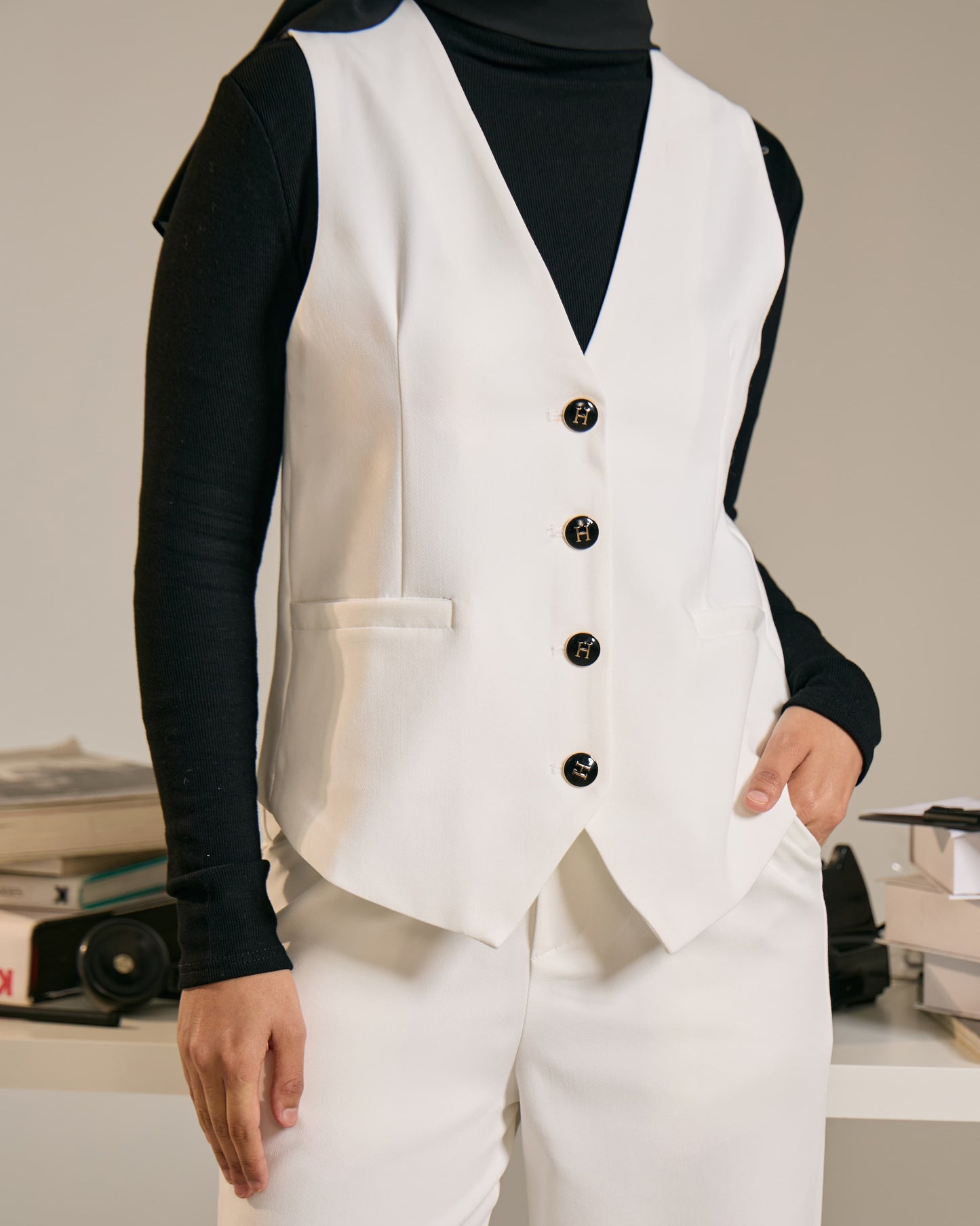 LEORA BUTTON VEST (OFF WHITE)