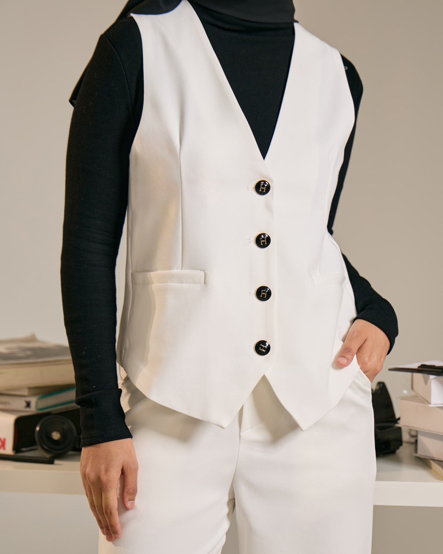 MINOR DEFECT LEORA BUTTON VEST (OFF WHITE)